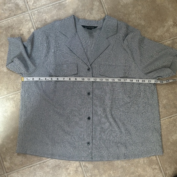 Athleta Silver/Grey Echo Short Sleeve Button Front Shirt Size Medium NWOT - Picture 4 of 10